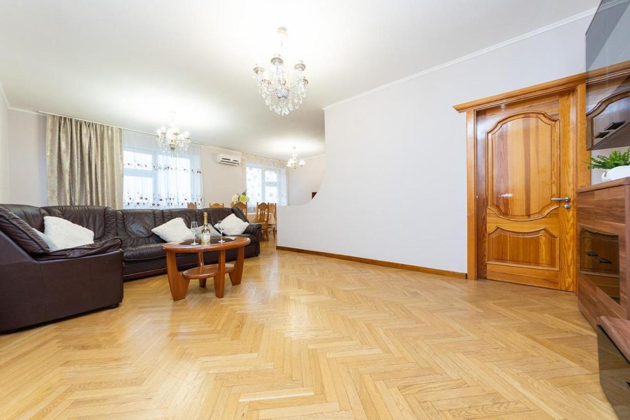 Spacious Apartments In The Center Of Obolon 2 Bedrooms Kiev Dış mekan fotoğraf