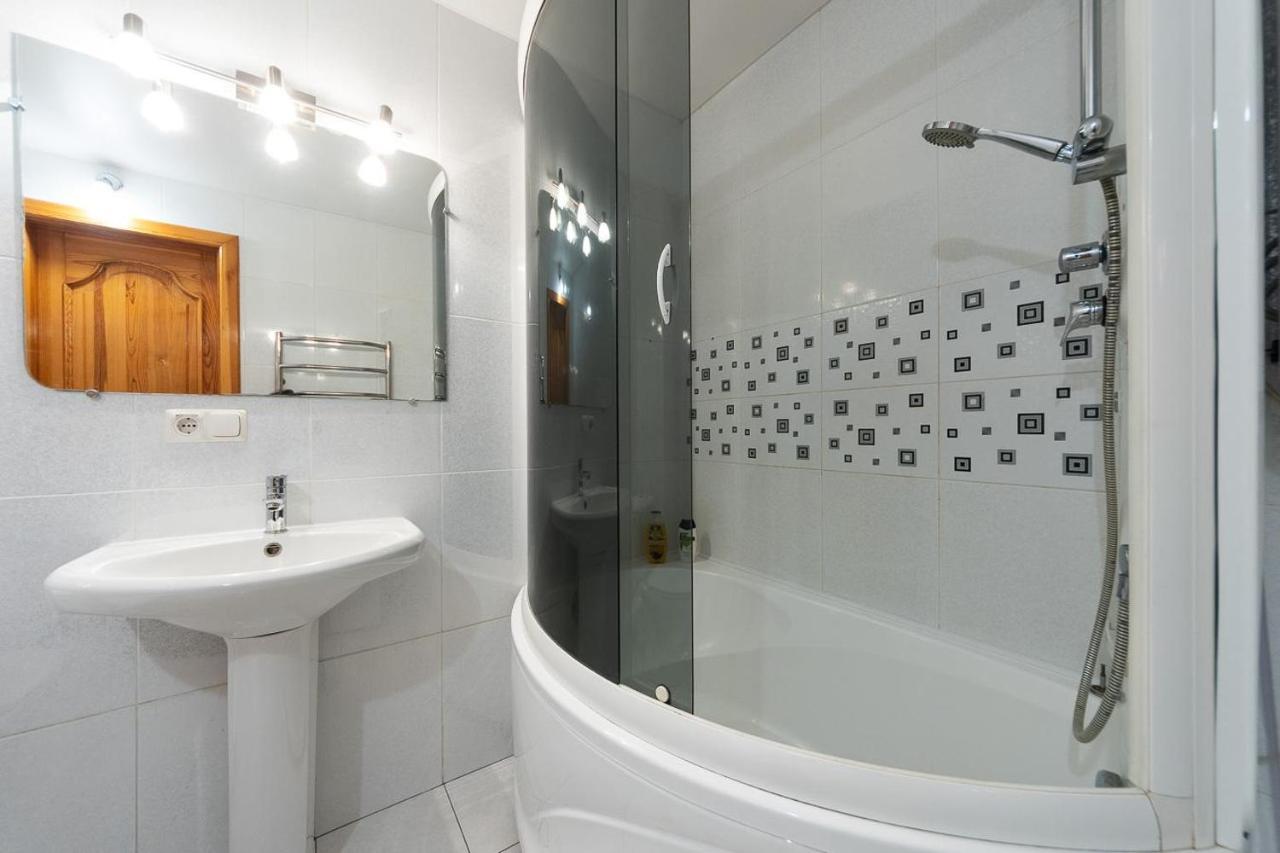 Spacious Apartments In The Center Of Obolon 2 Bedrooms Kiev Dış mekan fotoğraf